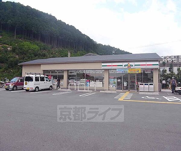 ローソン京都高雄店まで1120m 国道162号線周山街道沿いにあります。広い駐車場が完備されています。