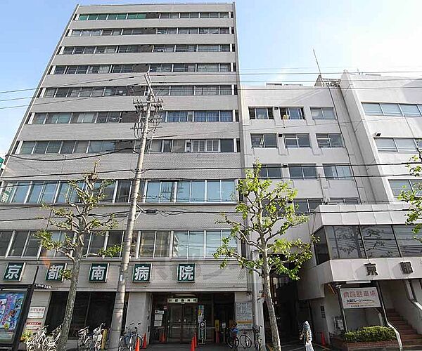 京都南病院まで270m 西大路七条の交差点を東に入って頂いた七条通り沿いにあります。