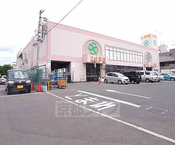 画像6:ライフ　西京極店まで857m 大型駐車場完備 阪急西京極駅にも近いですよ
