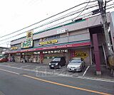 ダックス さがの店まで400m 丸太町山越北すぐです。近くにスーパー、酒屋もございます。