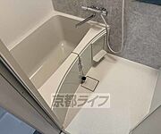広々としたバスルームです