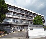 亀岡中学校まで600m にぎやかな雰囲気です。