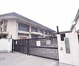 上高野小学校まで300m 色々な課外授業を実践しています。
