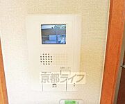 鍵をかけたまま訪問者と会話ができます
