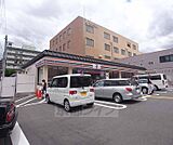 セブンイレブン京都吉祥院向田東町店まで245m 葛野大路八条の東にざいます。駐車場も完備されております。