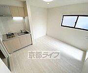 白を基調とした綺麗なお部屋です