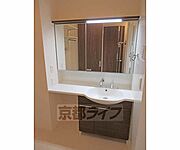 鏡付きの大きな洗面台・