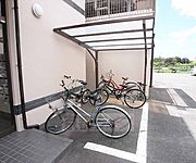 屋根付きの駐輪場です。