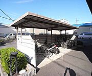 屋根付き駐輪場です。