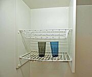 キッチン上部には水切り棚があります。