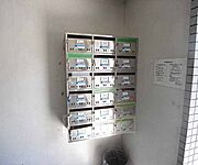 銀色の郵便受けです。