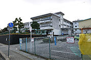 日立市立塙山小学校（251m）