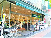 野菜の種類も多く、魚や肉も充実しています。総菜コーナーも陳列が工夫されており買い物しやすいです。