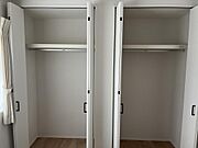 4.5帖の洋室です。棚とハンガーパイプがそれぞれ設置されています。