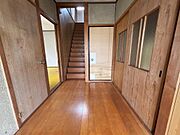 玄関入って１階にDK・洋室・和室があります