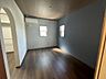洋室：主寝室に最適な2階の洋室6帖。２面採光で明るいお部屋です