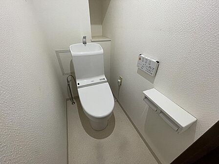温水洗浄便座（ウォシュレット）付きの清潔なトイレ。個室タイプで落ち着いたプライベートな空間を保てます