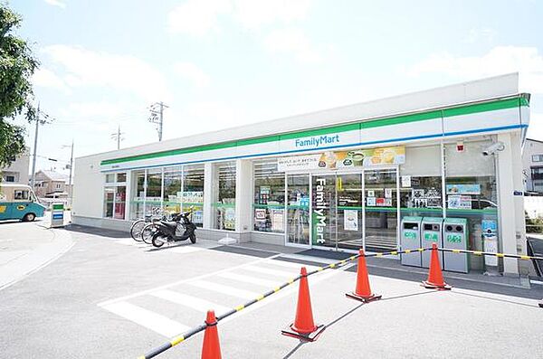 画像23:ファミリーマート宝塚山本駅前店 765m