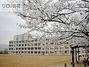 伊丹市立池尻小学校 1072m