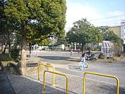 公園「区立弘道中央公園まで140m」