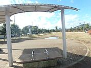 公園「区立小菅万葉公園まで300m」