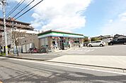 ファミリーマート中川西伏屋店 535m