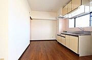 キッチンに窓のある明るいLDKです。