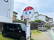 現地より徒歩1分の「漆山」バス停