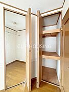 ウォークインクローゼット付きの寝室はお部屋に物を置かない生活をお手伝いいたします！