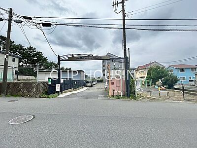 外観：シンプルモダンな外観が特徴。前面道路は車通りが少なく、子育てにも安心です。