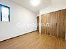 室内：採光のとれた落ち着きのある主寝室です。