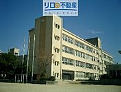 伊丹市立花里小学校 570m