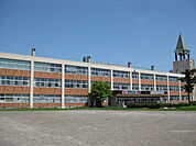 小学校「滝川市立東小学校まで1131m」