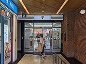 セブンイレブン下北沢駅南口店 徒歩3分。 200m