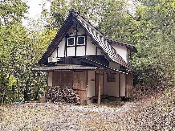 建物の前のスペ...