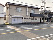 国道169号線戒重南交差点の南西側に建っています