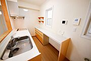 調理家電をすっきり並べられる、ゆとりの背面カウンター。キッチン家電用のコンセントを2カ所備え、足元にはゴミ箱がすっきり収まる専用スペースも確保しています。