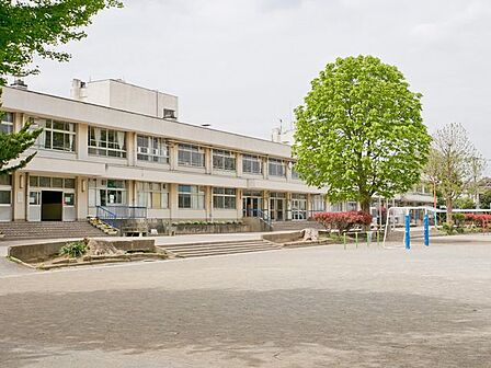 富士見市立関沢小学校 徒歩8分。 610m