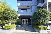 外観｜都会的な玄関アプローチは周囲の緑と調和し美しい佇まいです。