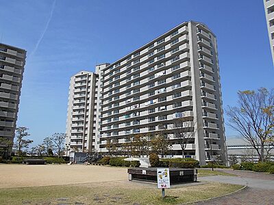 外観：閑静な住宅地の大規模マンション。マンションの周囲には遮る建物がないため、陽当たり・風通し良好！