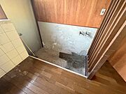 キッチン横には勝手口スペースを確保。ゴミ出しやお庭への行き来がしやすく、家事動線にも配慮された設計です。