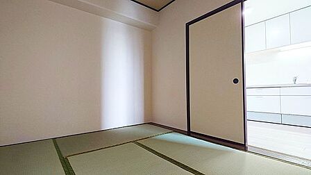 ほっと落ち着く6帖の和室は、くつろぎスペースや客間にもぴったりです。