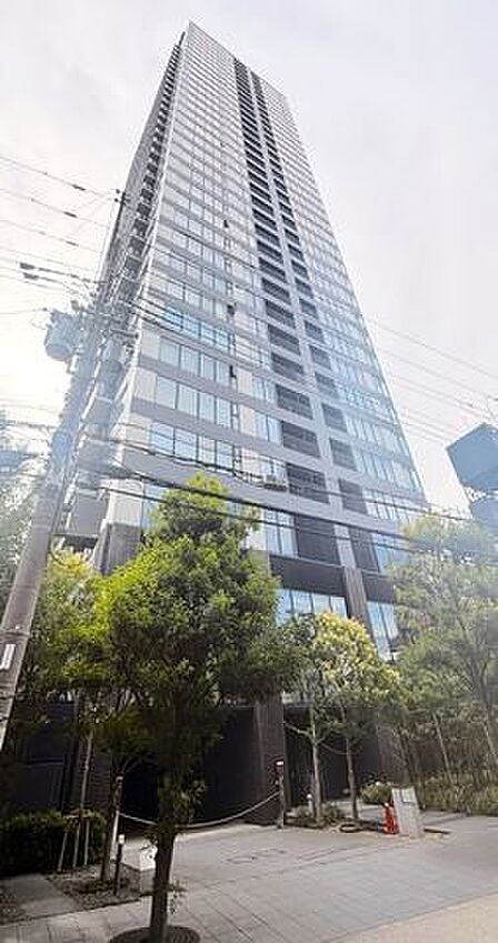 駅近37階建のタワーマンション。マンション共有空地には緑豊かな植栽、管理も行き届いています◎