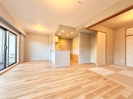 和室の襖を開ければ、LDKとつながる開放感あふれる空間に。ライフスタイルやシーンに合わせて空間を自在に使い分けられ、ご家族の団らんやお子様の遊び場、来客時など、さまざまな用途でお使いいただけます。