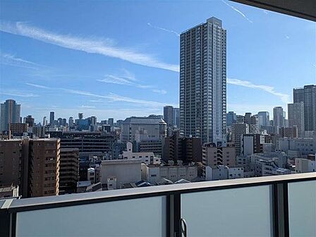 バルコニーが南向きで、1日を通して日差しが気持ちよく射し込みます。