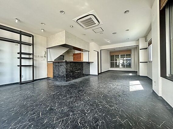 1F　店舗