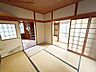 和室：1階ホールの突き当たりにある和室6帖。客間としてはもちろん、ご家族が集まってゆったり過ごす空間としてもおすすめです。