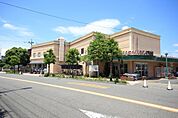 福島屋本店　1000m　徒歩13分・オリジナルデリカなど食卓を彩る料理も取り揃えている