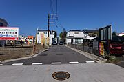 玄関前のちょっとした道路は他の車が通り抜けるような道ではないので車の切り返しを落ち着いて行えますね。