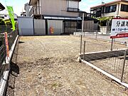 一戸建てが多く、静かで落ち着いた雰囲気を満喫できるエリアです。